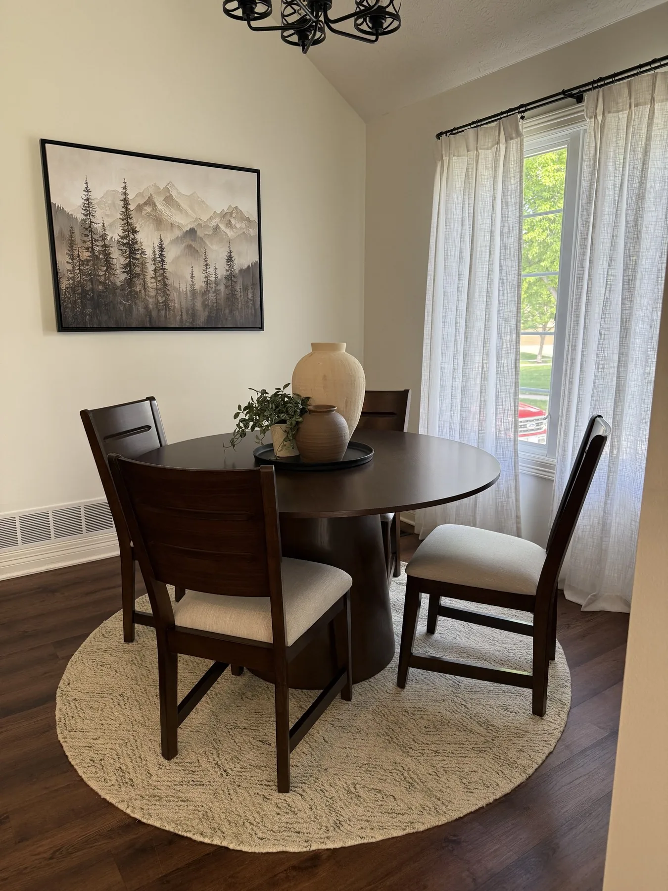 Styled dining nook design refresh in an Omaha-area home